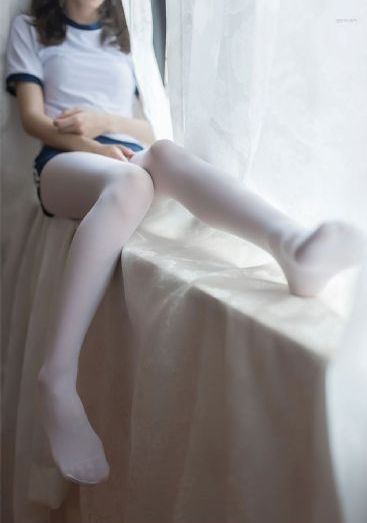 我偷偷的脱了姝姝的内裤电影